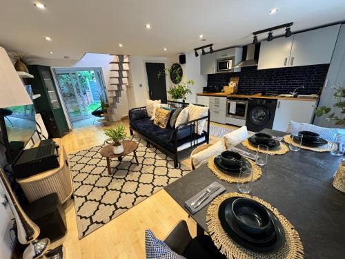 Cozy Cottage Coventry self check-in after 3pm, Pets Friendly