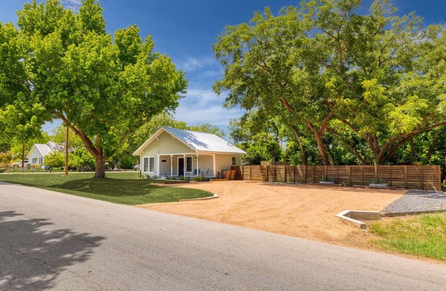 Cozy Cottage in the Heart of Johnson City
