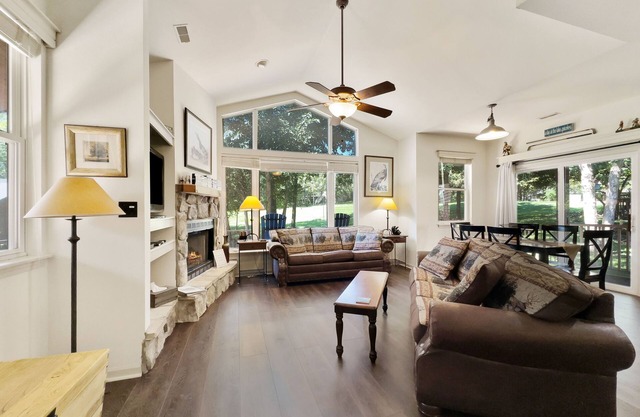 Cozy cottage inside the Premier Old Kinderhook Golf Resort