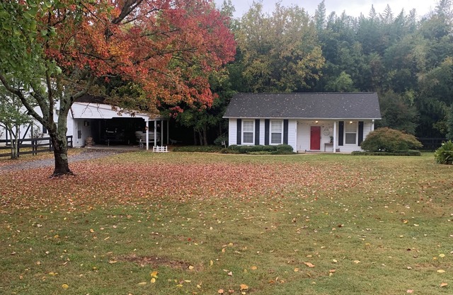 Cozy country stay centrally located to entertainment, adventure and good food!
