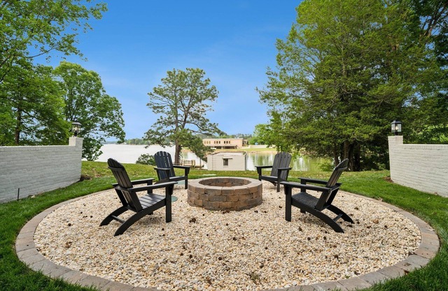 Cozy Cove-Lakefront home with kayaks, paddle board, lillypad, arcade, & fire pit