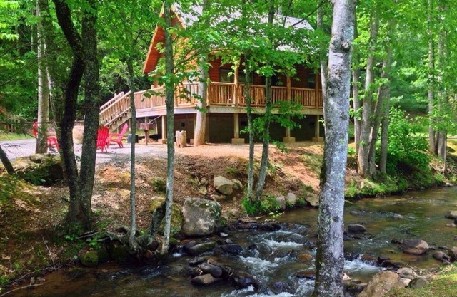 Cozy Creekside Cabin just a few steps from Lands Creek!