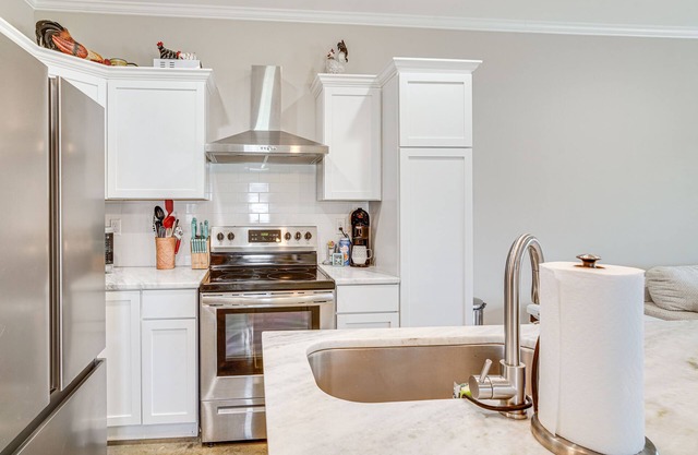 Cozy Crowley Home: Modern Interior, Covered Porch!