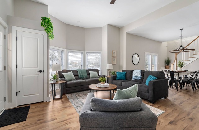 COZY DOWNTOWN HOME ONLY1 MILE FROM CENTER OF CITY - COMPLETELY RENOVATED!
