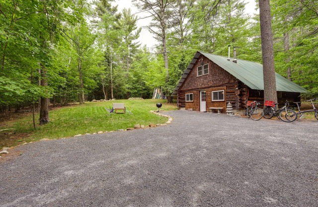 Cozy Elizabethtown Cabin w/Fire Pit!