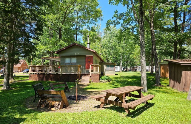 Cozy family cottage w/fireplace, near lake and national forest.