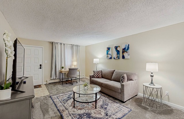 Cozy family-friendly apartment with work desk, streaming, & nearby activities