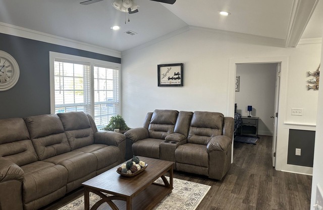 Cozy family retreat with great parking for multiple boats and vehicles!