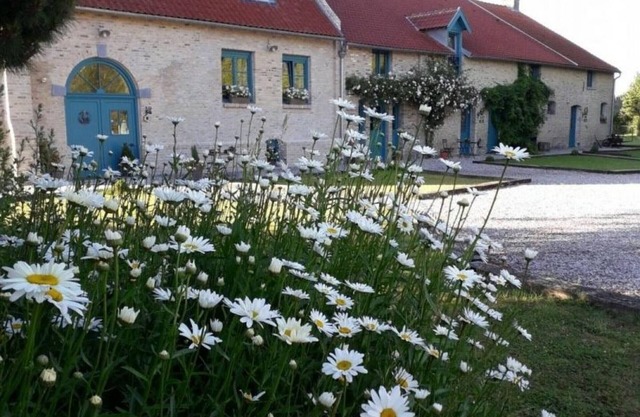 Cozy Farmhouse in Quaëdypre: Sleeps 12, Private Garden, Near Dunkirk Beaches, WiFi & Baby Gear