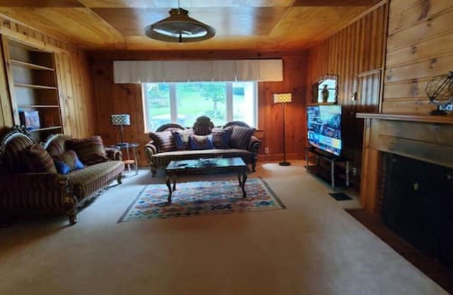 Cozy Getaway in Colborne with great Hiking trails in 95 Acres of land