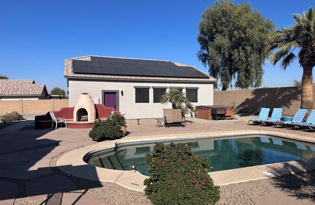 Cozy Guest House Apartment w/Shared Backyard Oasis, Spa & Pool