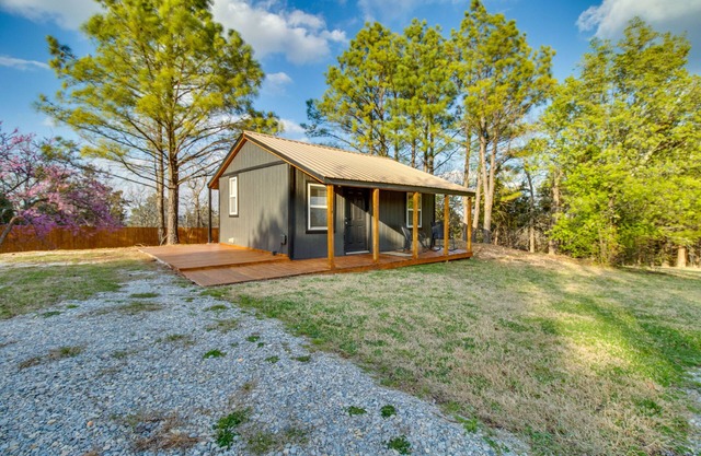 Cozy Henderson Studio - 2 Mi to Norfork Lake!