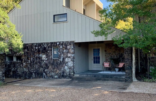 Cozy home across from Red Apple Inn and 20 minutes from Little Red River!