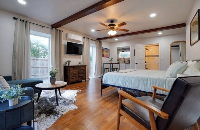 Cozy Home in Arlington Heights Close to TCU and Dickeys Arena