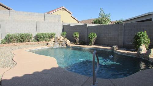 Cozy home near freeways w pool BBQ