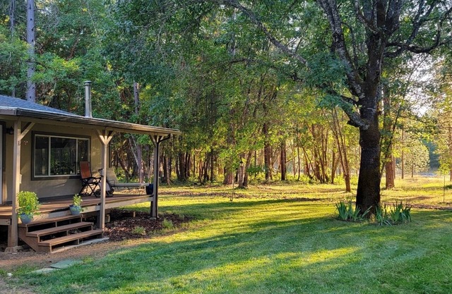 Cozy Home on 5 wooded acres.Close to Applegate River,Parks,Fishing and Vineyards