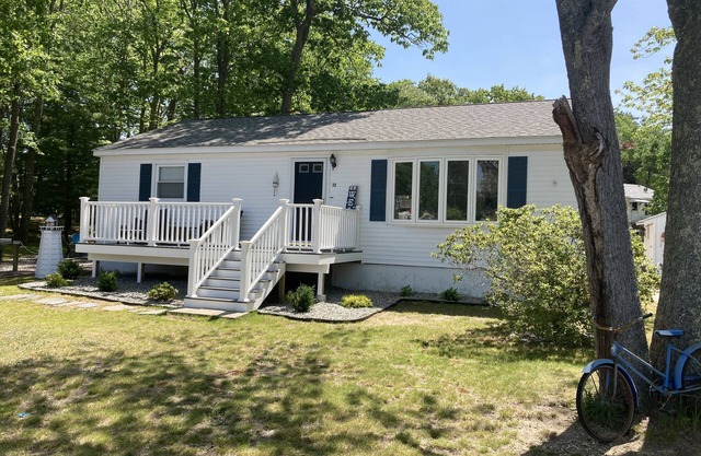 Cozy home, quiet neighborhood, near OOB attractions!