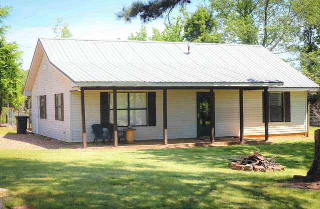 Cozy home right off the Pig Trail, in the Ozarks