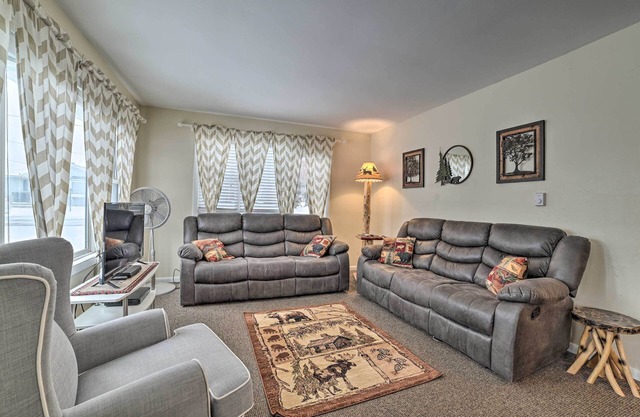 Cozy Houghton Lake Heights Cottage w/Private Yard