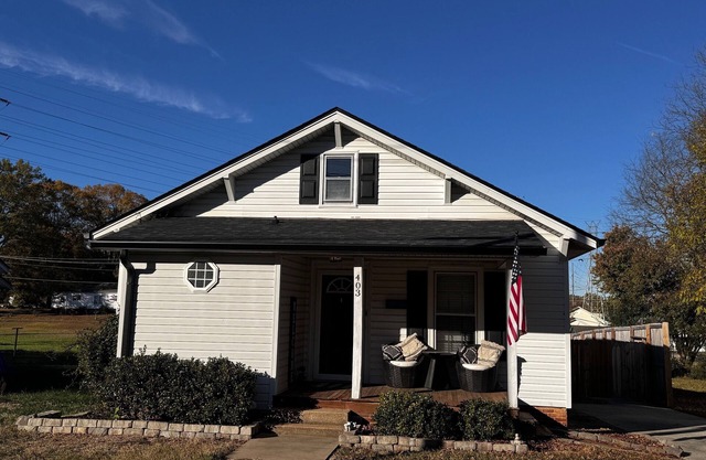 Cozy house, Fenced in backyard w/firepit & swing. Minutes from Downtown