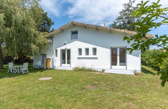 Cozy House Near Aureilhan Lake with Garden for 6, Close to Mimizan Beaches