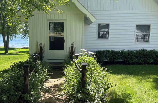 Cozy House on Swan Lake in Allegan