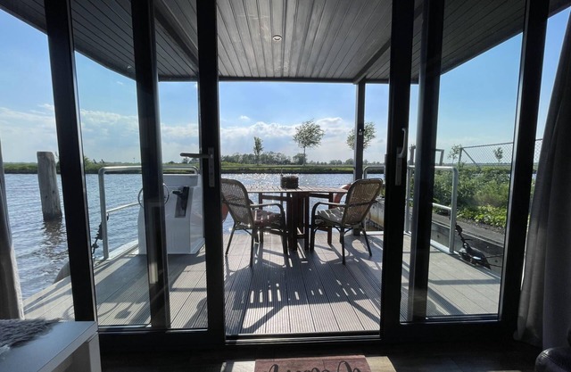 Cozy Houseboat in Steenwijk near Giethoorn