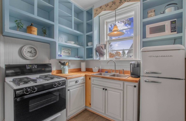 Cozy Irvington Getaway: Mins to Downtown