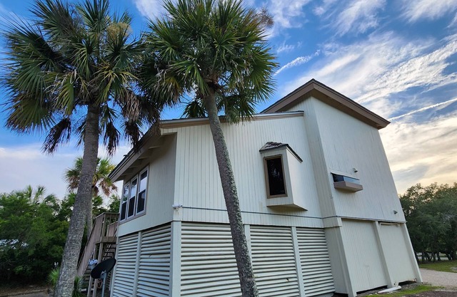 Cozy Island Getaway (2br/2ba)- Pet friendly! Walk to Beach -Community Pool