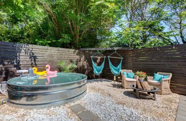 Cozy King Blue H2O Staycation , Stock Tank Pool, Hot Tub, Fire Pit Pets OK!