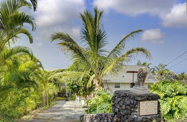 Cozy Kona Coast Apt w/Lanai ~ 8 Miles to Beach!