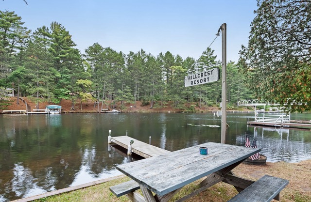Cozy lake cabin with access to lakefront pier & community firepit