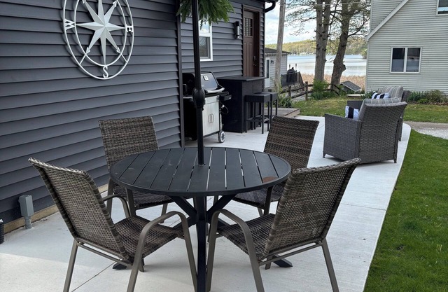 Cozy lake Cottage on Dewart Lake with hottub, 1 mile from Blue Barn Berry Farm