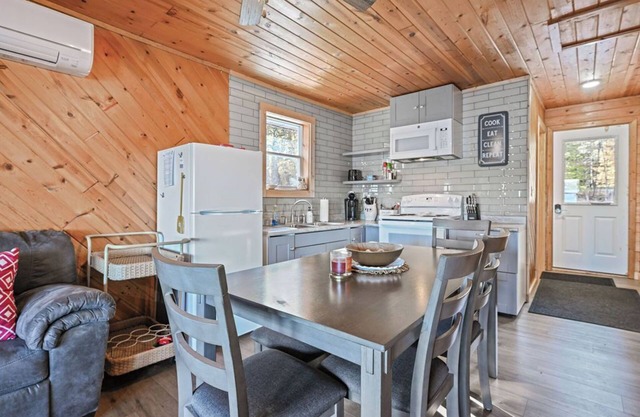Cozy Lake Front Cabin