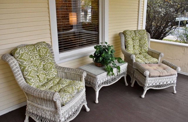 Cozy Lake Harriet 2BR, great walking neighborhood yet min to downtown and MOA