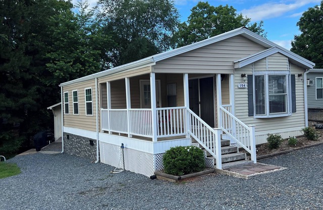 Cozy lake house in Badin Shores Resort!