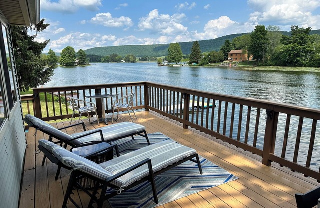 Cozy Lakefront Cottage w/Kayaks, Firepit, Views & Firepit!