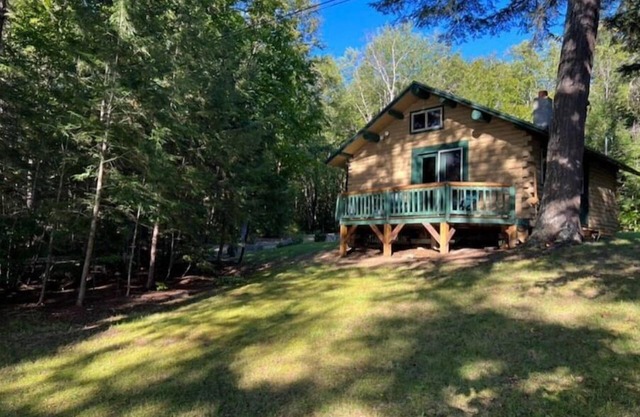 Cozy Lakefront Log Cabin