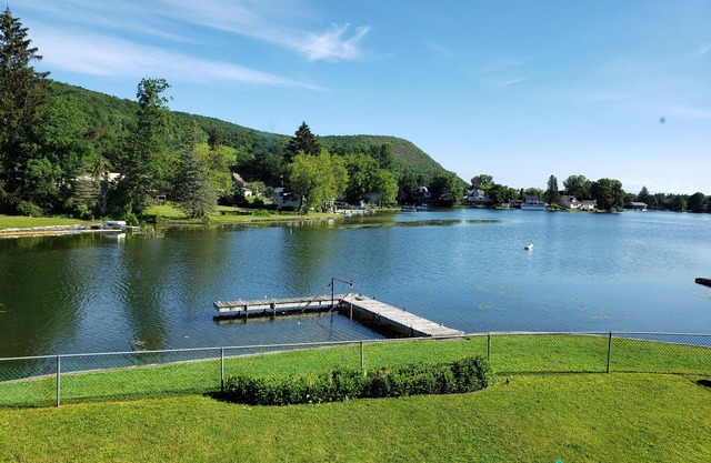 Cozy Lakeside Retreat - New HOT TUB, Pedal Boat & Kayaks!