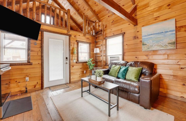 Cozy Lakeview Cabin, Pet Friendly, Near Wineries and Geneva-on-the-Lake