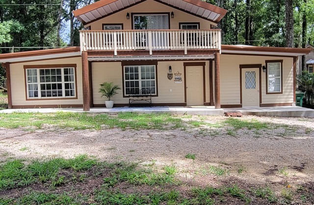 Cozy Lakeview Cottage