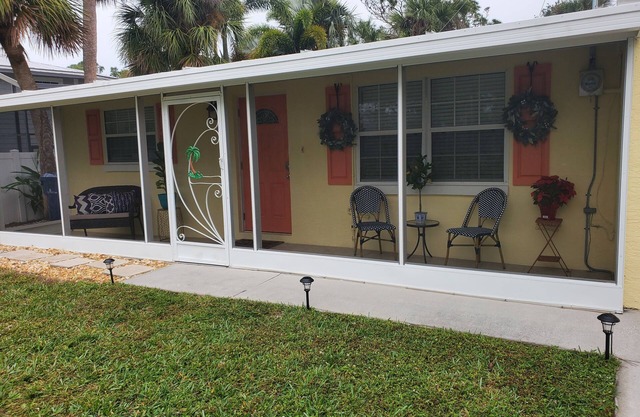 Cozy Lemon Cottage.minutes from the beach!