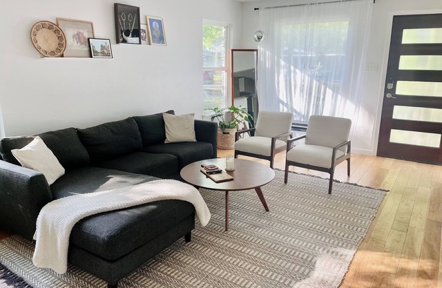 Cozy little blue house in East Austin! 10 min from everything!
