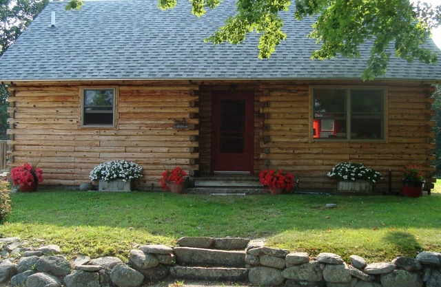 Cozy log cabin on Beech Hill.