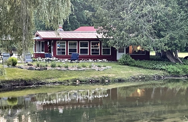 Cozy Log Cabin on the Jordan River. 20 minutes from Boyne Mountain!