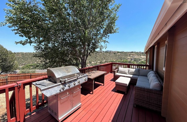Cozy log cabin with stunning views, only 10 minutes from downtown Prescott.