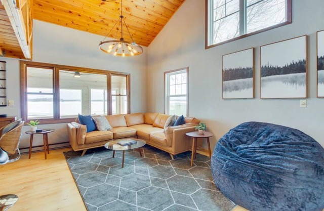 Cozy Mod Cabin On Turtle Lake! No Pets Allowed