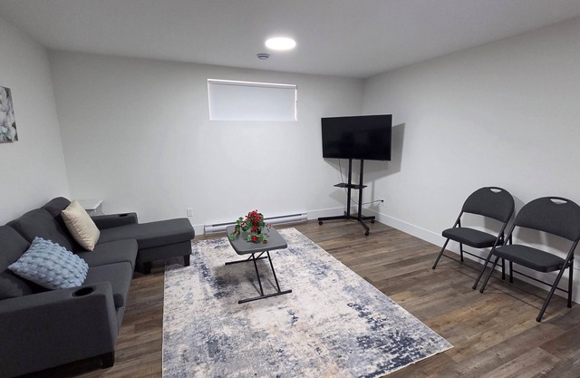 Cozy Modern Basement Suite in Riverview