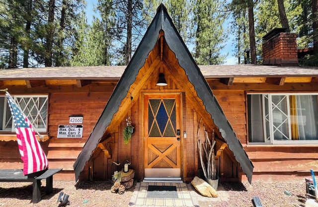Cozy Modern Cabin Retreat Couples & Family Escape 1mi to the lake Spa Firepit