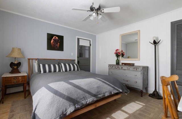 Cozy Modern Farmhouse Private 2 Bdrm Apartment